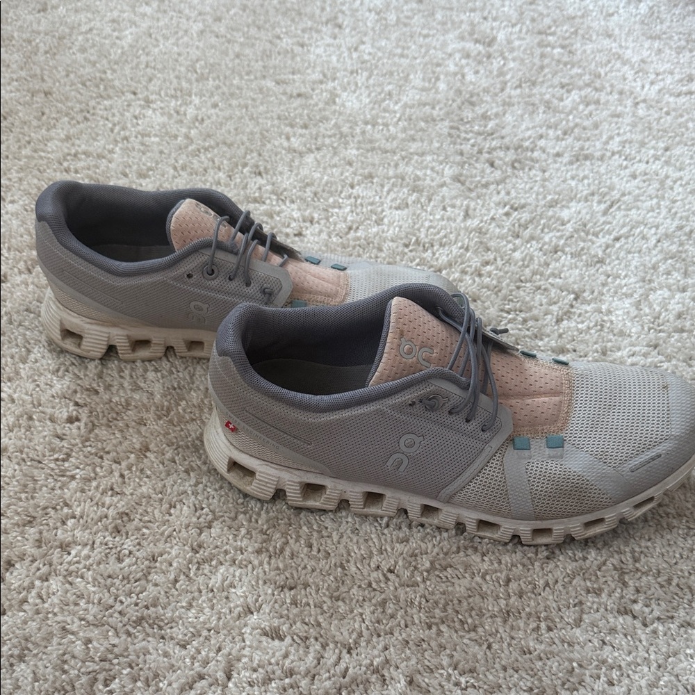 On clouds Running Shoes - Picture 2 of 7